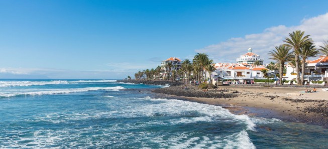 Why is Playa de las Americas so popular?