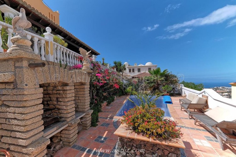 4 Bed  Villa/House for Sale, Torviscas Alto, Adeje, Tenerife - AZ-1706 1