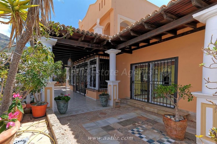 4 Bed  Villa/House for Sale, Torviscas Alto, Adeje, Tenerife - AZ-1706 15