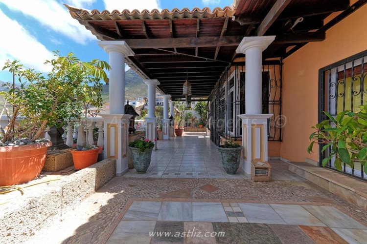 4 Bed  Villa/House for Sale, Torviscas Alto, Adeje, Tenerife - AZ-1706 16