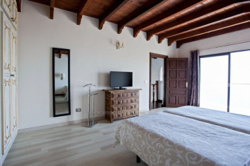 5 Bed  Villa/House to Rent, Santa Ursula, Tenerife - IC-ACH11336