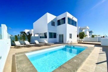 3 Bed  Villa/House for Sale, Playa Blanca, Lanzarote - LA-PB065s