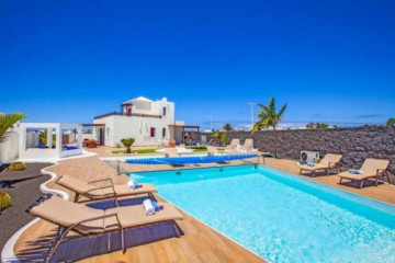 4 Bed  Villa/House for Sale, Playa Blanca, Lanzarote - LA-PB057s