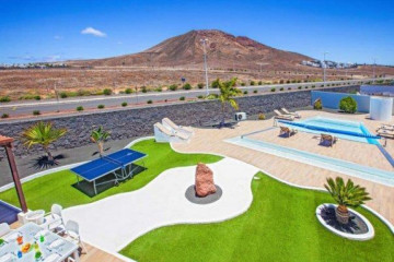 4 Bed  Villa/House for Sale, Playa Blanca, Lanzarote - LA-PB057s