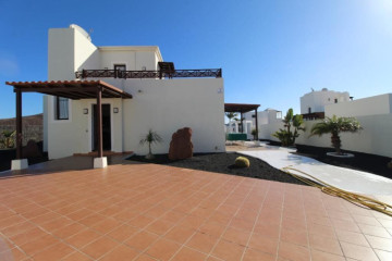 4 Bed  Villa/House for Sale, Playa Blanca, Lanzarote - LA-PB057s