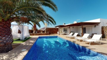 4 Bed  Villa/House for Sale, Playa Blanca, Lanzarote - LA-PB034s