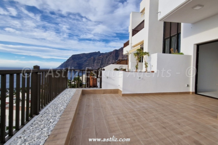 2 Bed  Flat / Apartment for Sale, Acantilados De Los Gigantes, Santiago Del Teide, Tenerife - AZ-1853