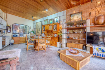 3 Bed  Commercial for Sale, Playa San Juan, Guia De Isora, Tenerife - AZ-1856
