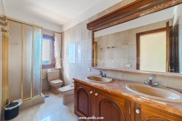 8 Bed  Villa/House for Sale, Santa Cruz De Tenerife, Tenerife - AZ-1883