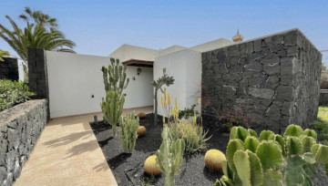 2 Bed  Villa/House for Sale, Playa Blanca, Lanzarote - LA-PB092s