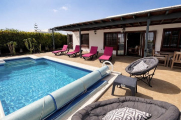 2 Bed  Villa/House for Sale, Playa Blanca, Lanzarote - LA-PB092s