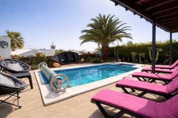 2 Bed  Villa/House for Sale, Playa Blanca, Lanzarote - LA-PB092s