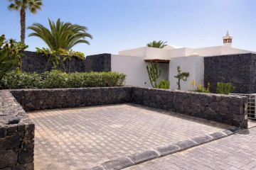 2 Bed  Villa/House for Sale, Playa Blanca, Lanzarote - LA-PB092s