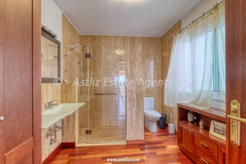 7 Bed  Villa/House for Sale, Icod De Los Vinos, Tenerife - AZ-1905