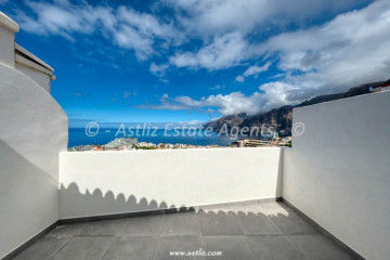 2 Bed  Flat / Apartment for Sale, Puerto De Santiago, Santiago Del Teide, Tenerife - AZ-1921
