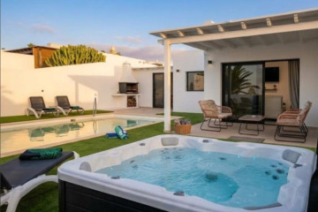 4 Bed  Villa/House for Sale, Playa Blanca, Lanzarote - LA-PB094